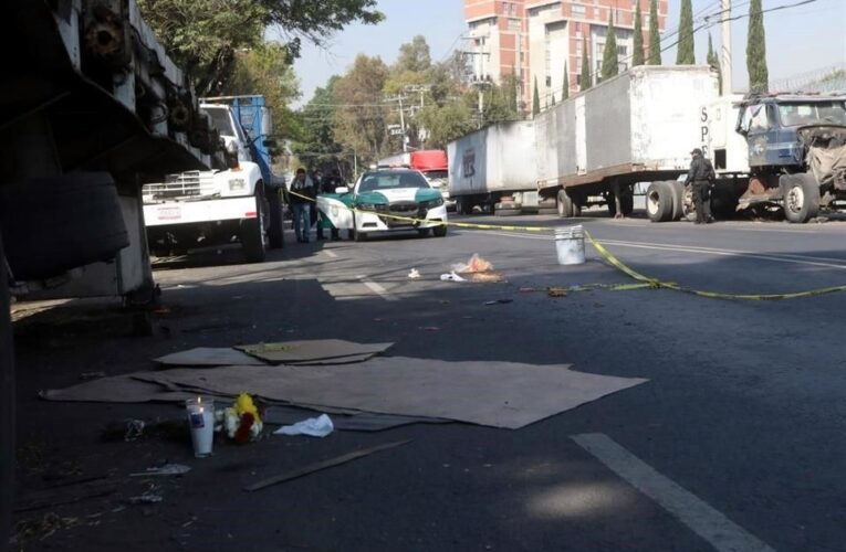 Muere motociclista tras ser arrollado por trailer