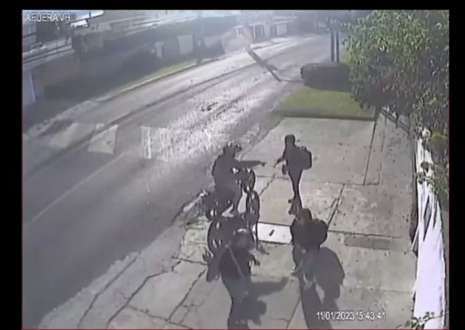 Video- Cámara de seguridad graba asalto a jóvenes en Guatemala
