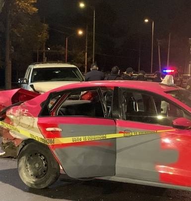 Se impacta camioneta con taxi y muere un pasajero en la Miguel Hidalgo