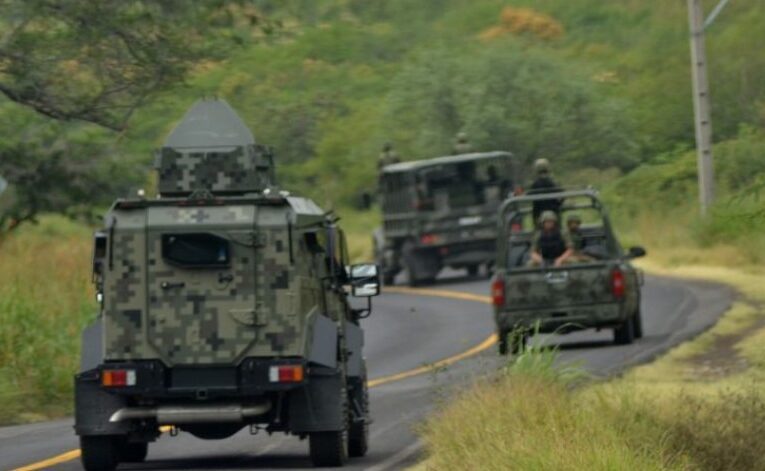 Emboscan a militares en Coalcomán, Michoacán, muere uno
