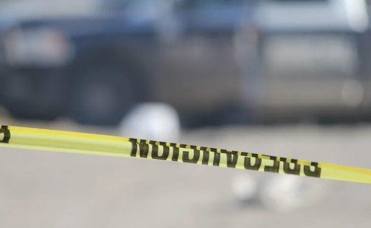 Son localizados 2 cuerpos al interior de un auto en Tijuana
