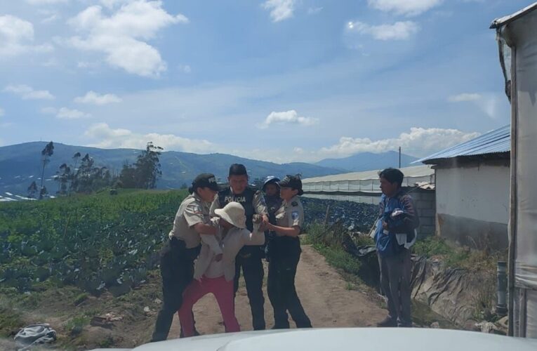 Video- Mujer es captada golpeando a menor de edad en la carretera de Ambato, Ecuador