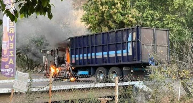 Reportan bloqueos con autos incendiados en carreteras de Autlán y El Grullo, Jalisco