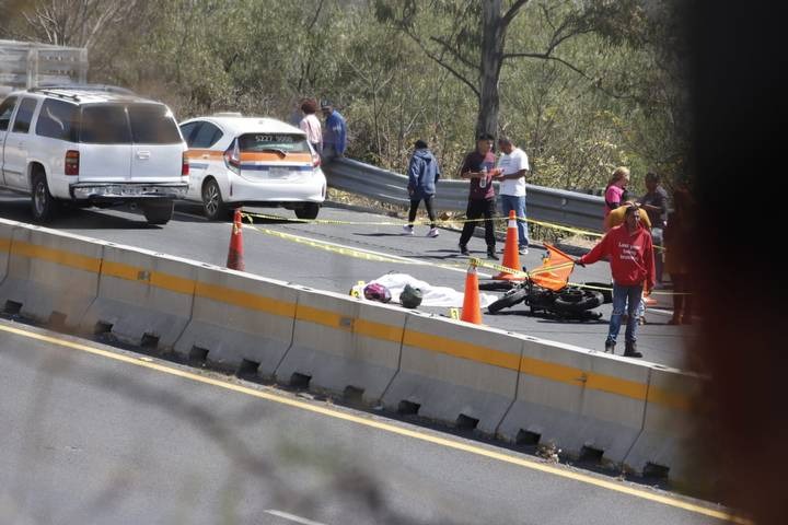 Vehiculo arrolla a motociclista y huye en la Autopista Chamapa-Lechería