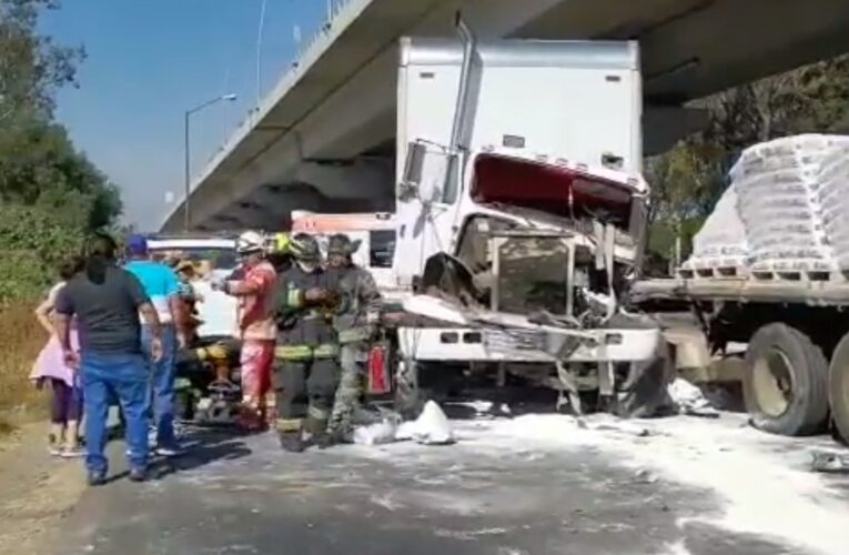 Video. Choque en la autopista México – Puebla deja al chofer prensado