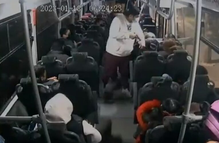 Video- En menos de un minuto roban a pasajeros en camión de Toluca