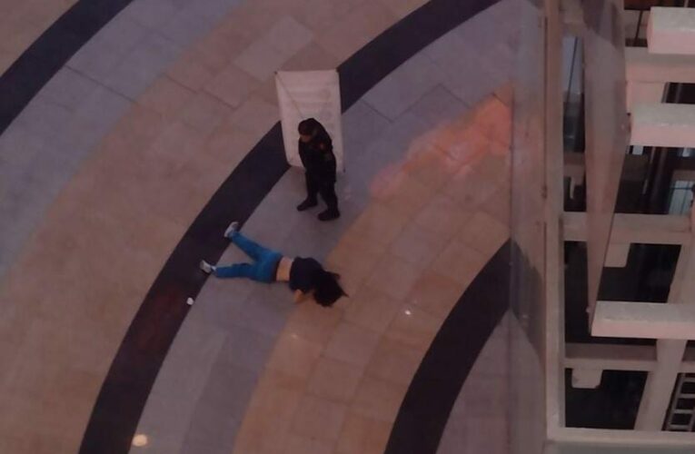 Mujer cae del segundo piso en centro comercial Fórum Buenavista