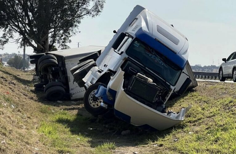 Conductor prefirió voltearse a chocar contra otros carros en la México Querétaro