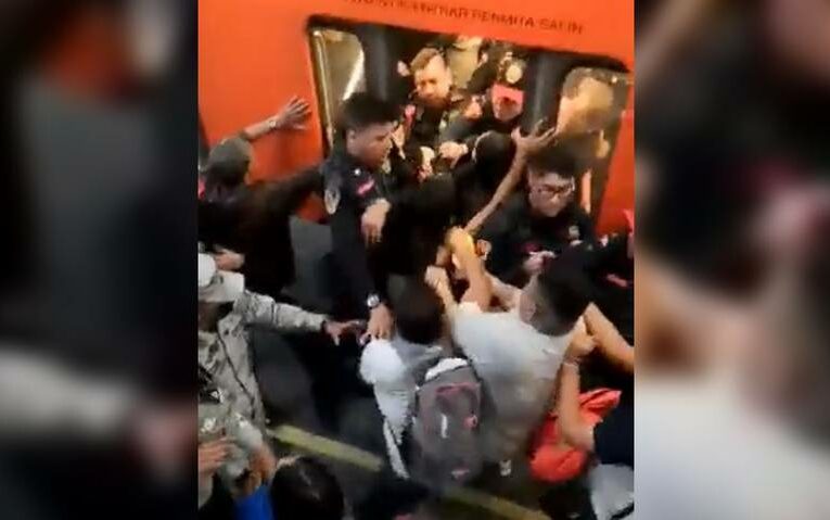 Video.- Pelea entre polícias y pasajeros del Metro de CDMX