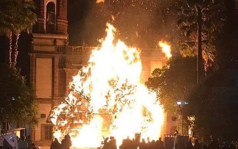 Cohete incendia arco floral de la iglesia de Tultepec