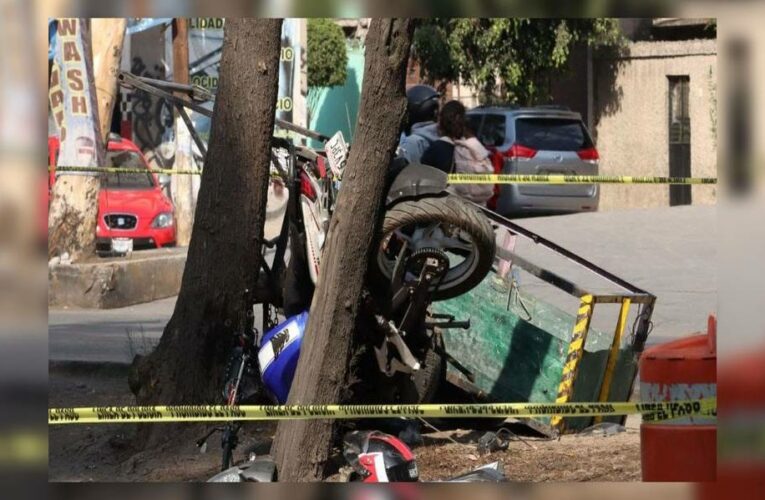 Muere policía de Ecatepec choco su moto contra un árbol, en Iztacalco
