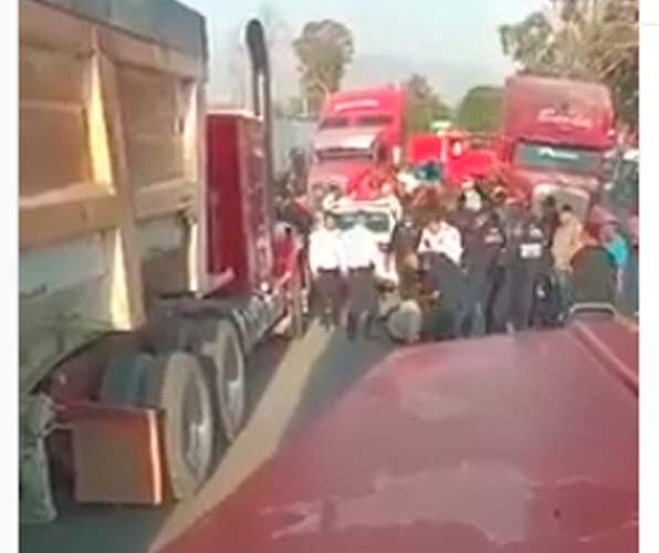 ¡Increíble! En Ixtapaluca policías son grabados golpeando a elemento de la Guardia Nacional
