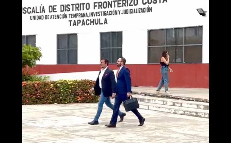 Captan a Pablo Montero junto a su abogado Eliser García en la fiscalía de Chiapas