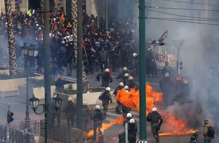 Video. Policías y manifestantes se enfrentan en Grecia por accidente que dejó 57 muertos