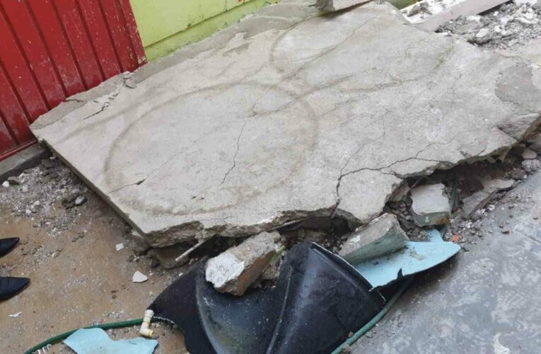 Mujer resultó gravemente herida tras caerle encima una loza en Ecatepec