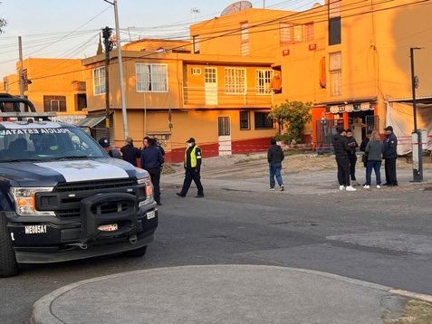 Muere policia y delincuente en un intento de robo en Metepec