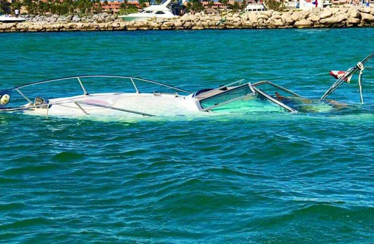 Un yate se hunde en la Marina de Puerto Aventuras