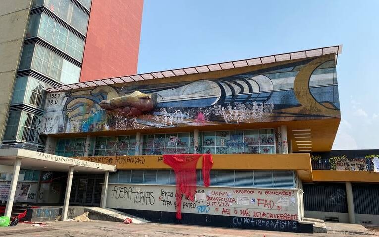 Vandalizan mural de Siqueiros en Rectoría de la UNAM