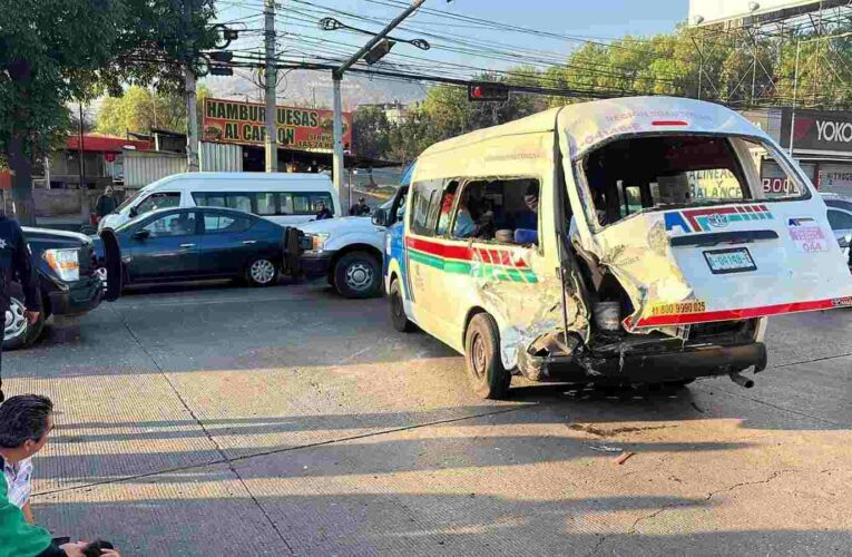 Combi se pasa el rojo y tráiler los embiste, mueren dos pasajeros