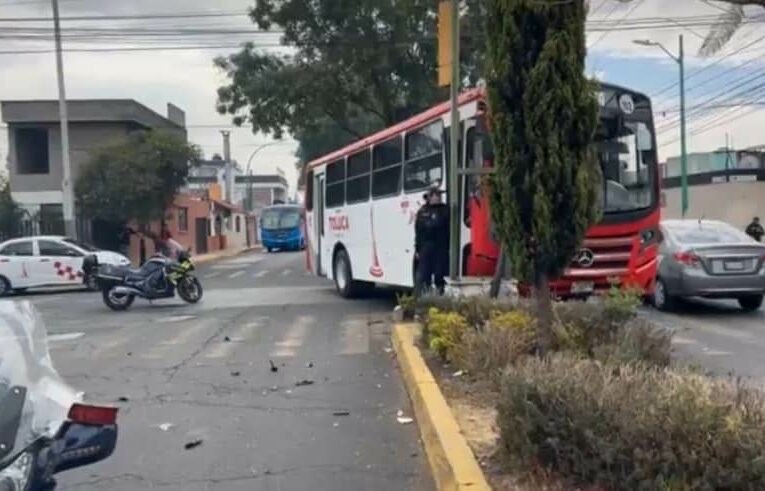 Accidente en Toluca deja a dos personas atrapadas