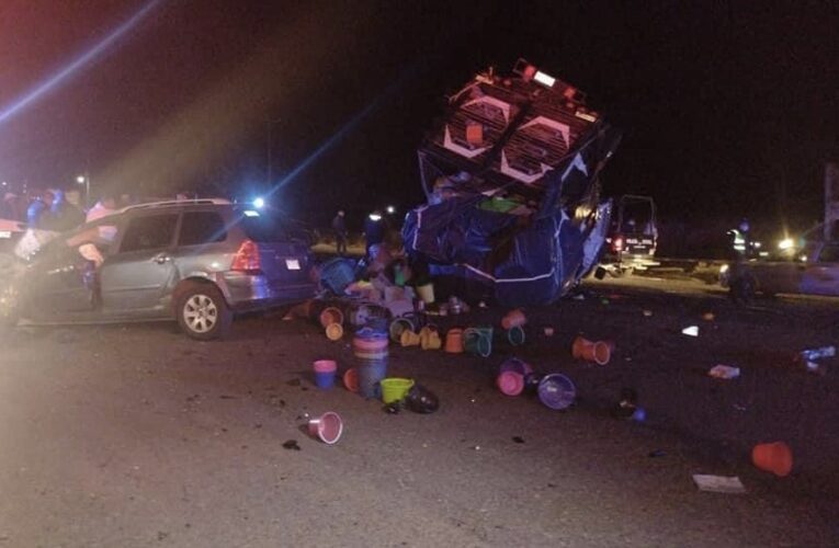 Mueren 2 personas tras choque de camionetas en Chapa de Mota, Edomex