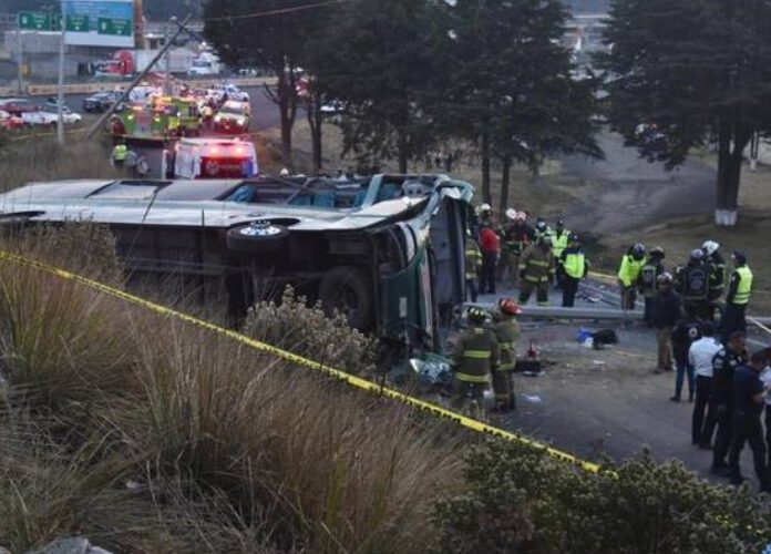 Volcadura de autobús en la Marquesa deja 3 muertos y 36 heridos