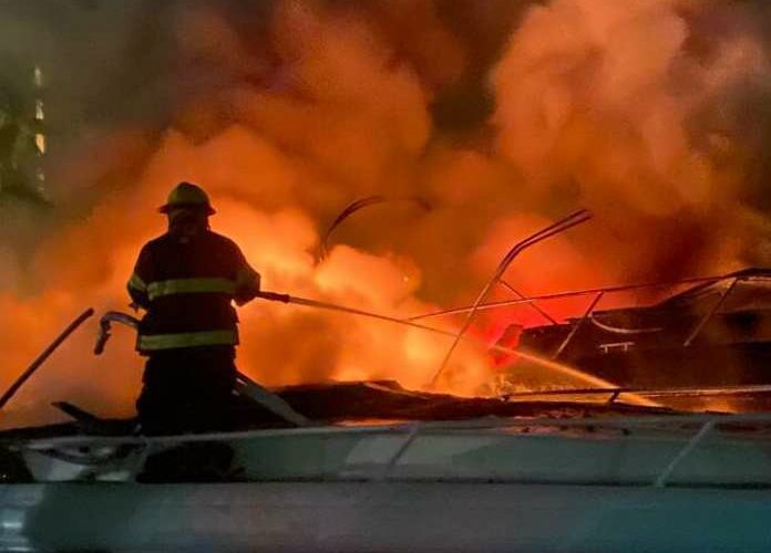 ¡Arde el mar! Se incendian dos yates en Marina Ixtapa