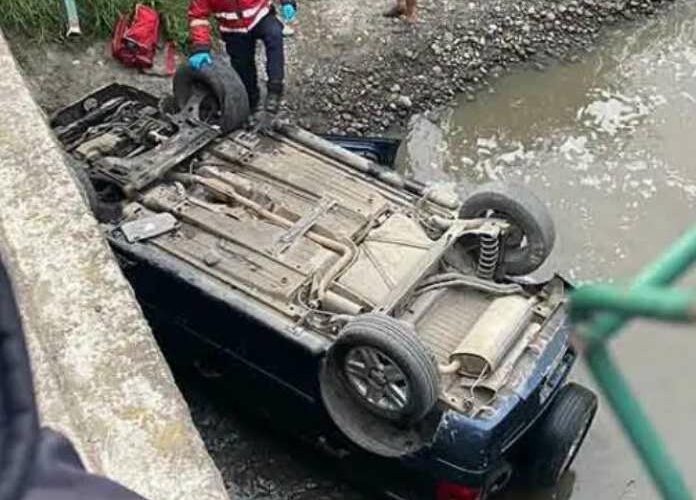 Con todo y camioneta cae de puente en Toluca
