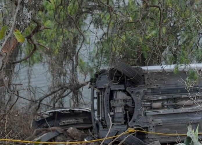 Vehículo cae a 10 metros de profundidad en la presa Madín, Atizapán