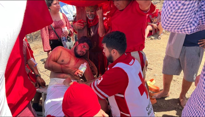 Actor cae de la cruz en Viacrucis de Colima