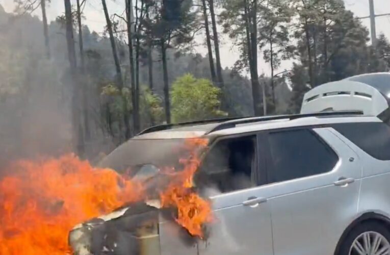 Camioneta se incendia en la México-Toluca