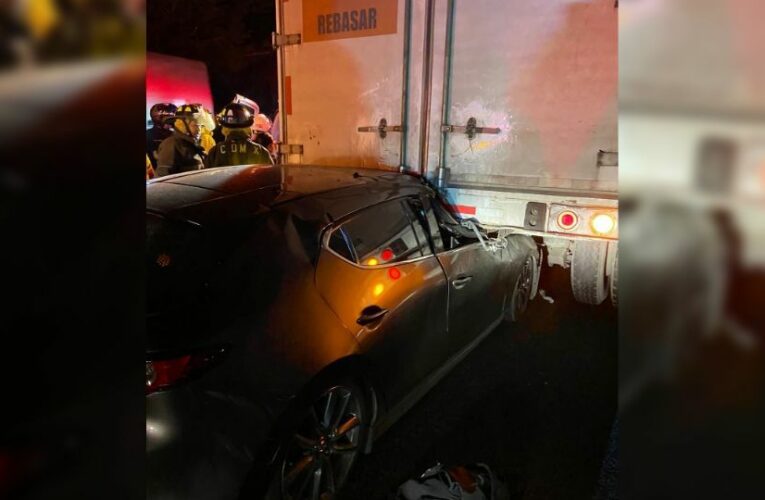 Conductor choca y se incrusta debajo de un tráiler en la México-Toluca