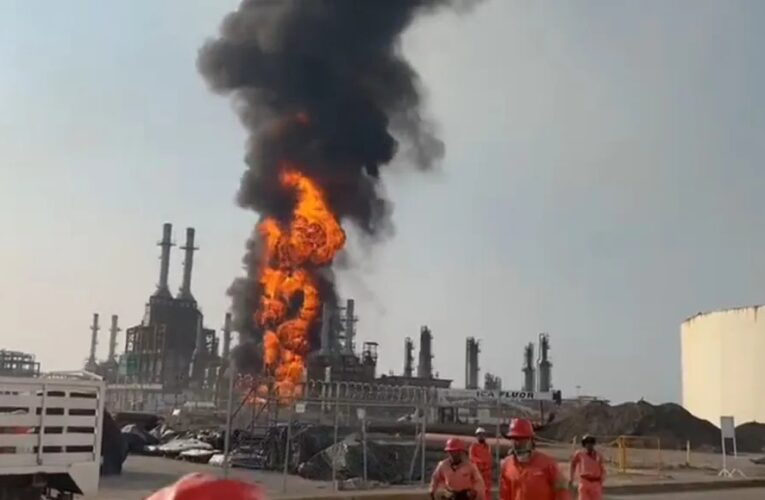 Se registró un incendio en una refinería de Pemex en Oaxaca.