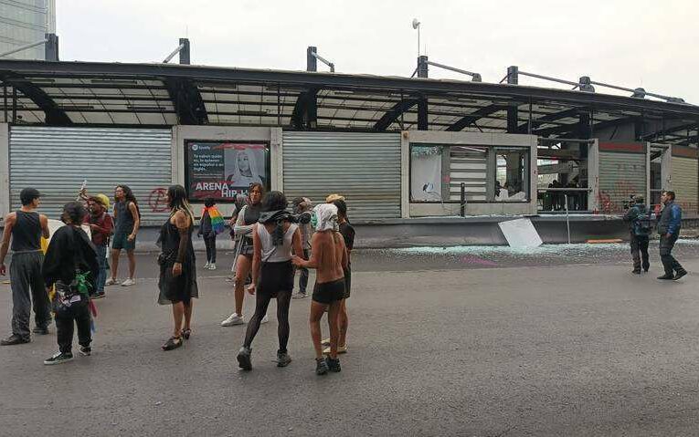 Integrantes de la comunidad LGBT+ vandalizan Glorieta de Insurgentes CDMX (Video)