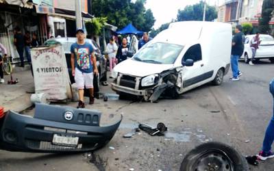 Automovilista en estado de ebriedad causa caos y es golpeado por vecinos tras atropellar a varias personas en Ixtapaluca