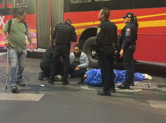 Tragedia en la colonia Roma: Metrobús choca contra una pareja en moto; una persona fallece y otra resulta herida