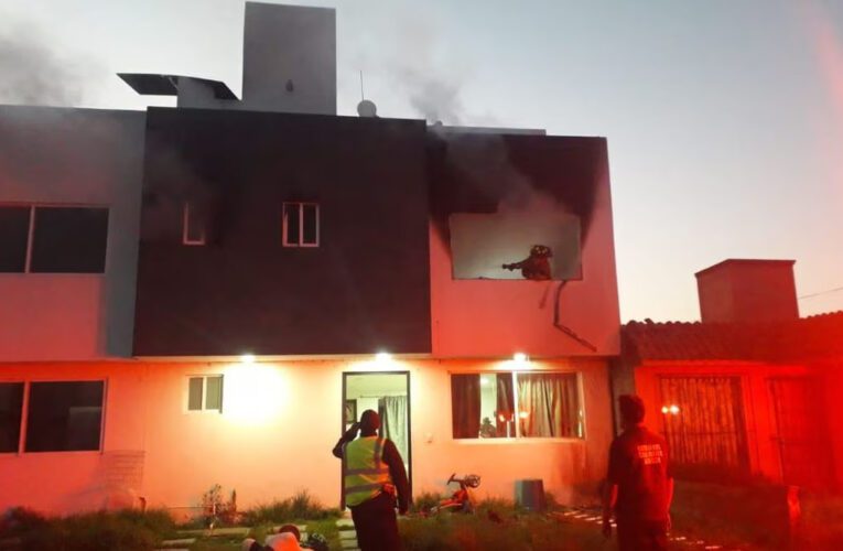 Hombre incendia su propia casa con su familia adentro en San Mateo Atenco