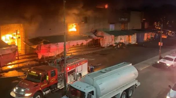 Fuerte incendio en mercado central de Acapulco, más de 300 negocios afectados (Video)