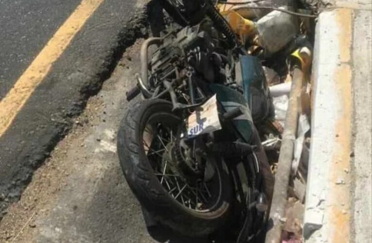 Fallecen dos jóvenes tras derrapar en su motocicleta en Acapulco