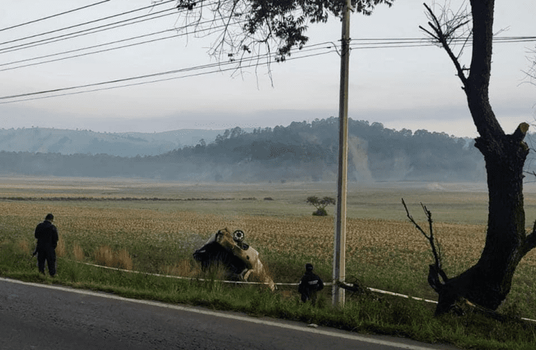 Volcadura de camioneta en la carretera Joquicingo a Malinalco