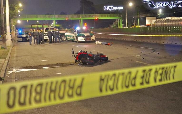 Motociclista pierde la vida al impactarse contra un camión en la Alcaldía Gustavo A. Madero