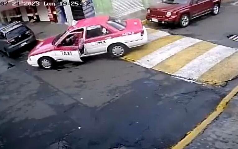 Captan presunto secuestro de hombre dentro de un taxi, en Magdalena Contreras [Video]