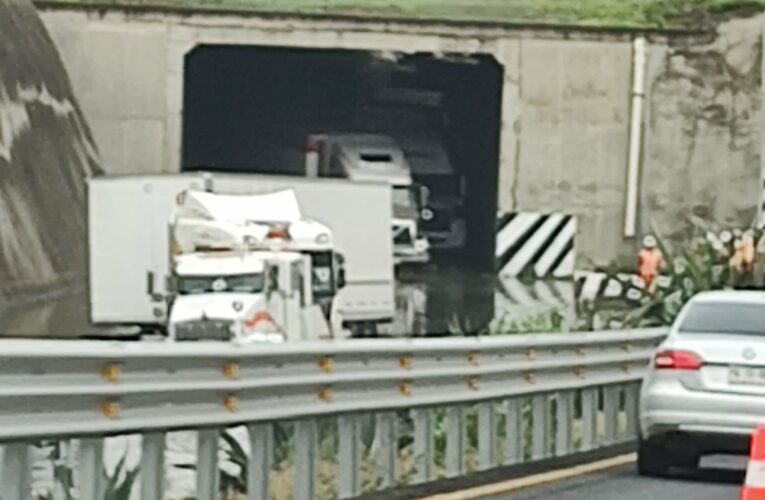 (VIDEO) Inundación en el Circuito Exterior Mexiquense provoca caos vial y vehículos atrapados