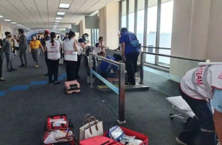 Pasajera pierde parte de una pierna en accidente con pasarela mecánica en aeropuerto de Bangkok