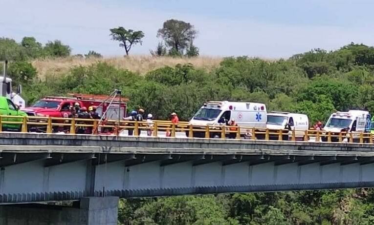 Tres cuerpos fueron encontrados al fondo del Puente Calderón, en la autopista Tenango Del Valle – Ixtapan De La Sal