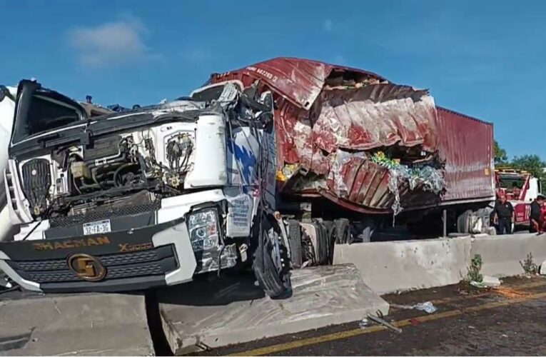 Tráiler vuelca en la carretera Texcoco-Lechería dejando un fallecido