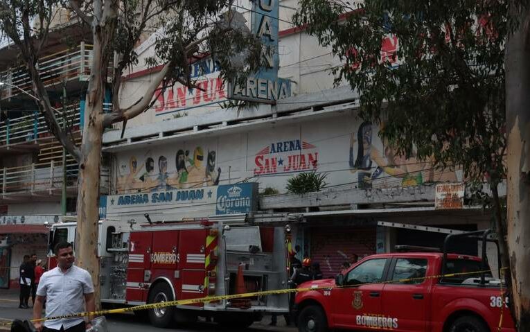 Mueren dos menores durante incendio en la Arena San Juan en Neza