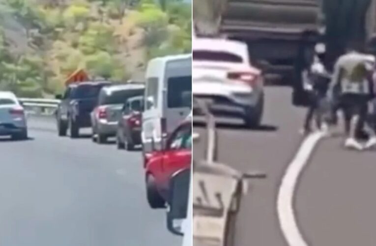 Delincuentes armados asaltan a conductores en la Autopista Siglo XXI, en Michoacán.