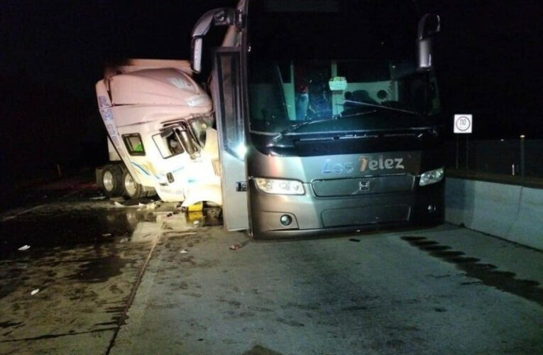 Choque de Tráiler con Autobús de Los Telez Deja Dos Muertos y Múltiples Lesionados