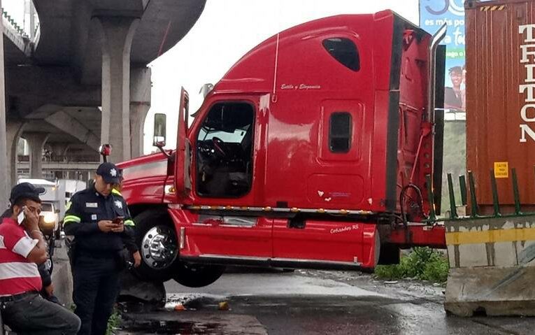  Tráiler Varado Colapsa la Circulación en la Autopista México-Querétaro: Se Presume Intento de Asalto